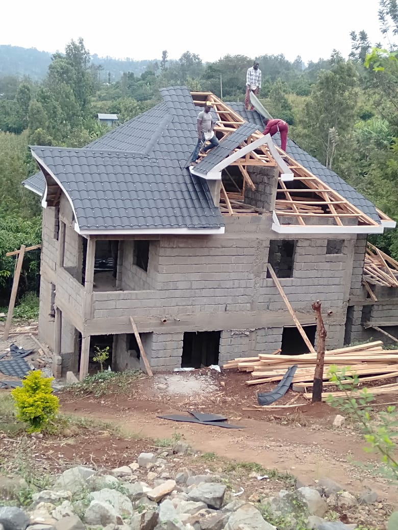 Stone-coated mabati roofing on two-storey house under construction — Everbest